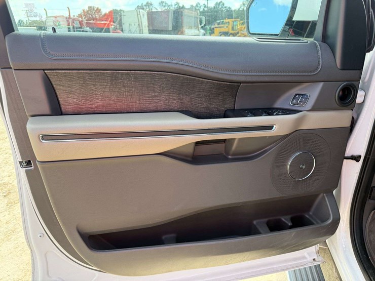 2020-ford-expedition-limited-image-7