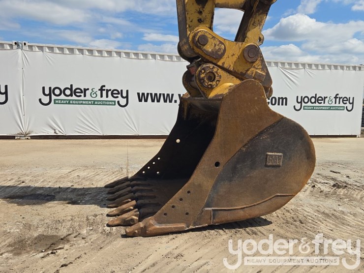 2018-caterpillar-352-image-25