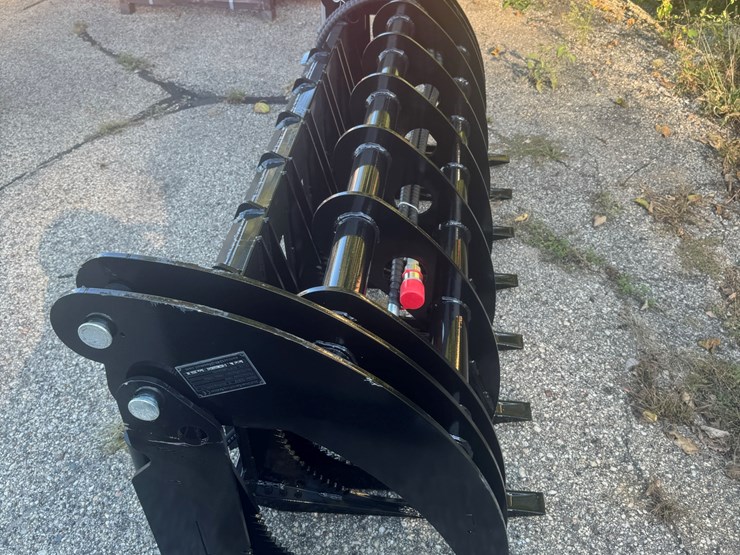 future-skid-steer-grapple-/-curved-log-grapple-image-4