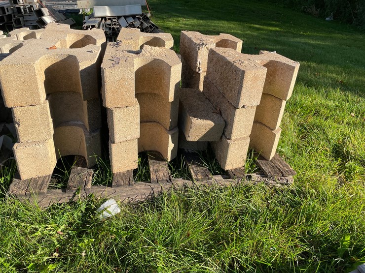#3192-•-pallet-of-concrete-retaining-wall-blocks-image-1