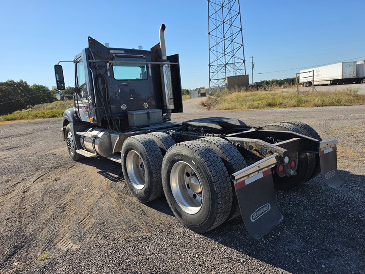 2016-freightliner-columbia-120-image-8