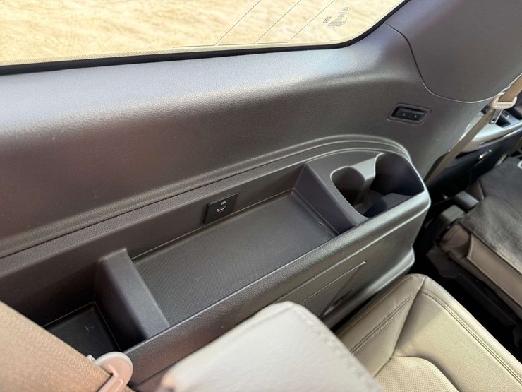 2020-ford-expedition-limited-image-27