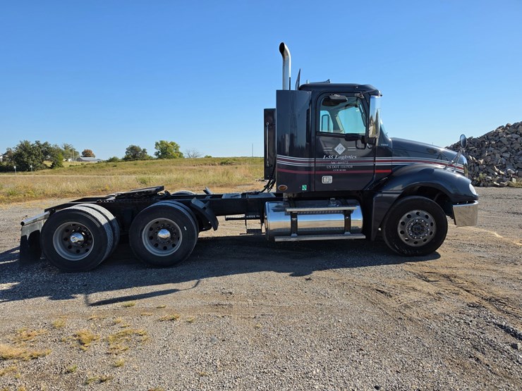 2016-freightliner-columbia-120-image-17
