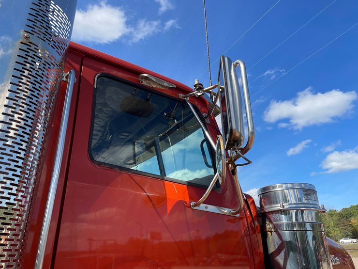 2016-western-star-4900sb-image-50