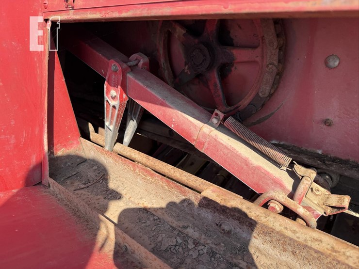 new-holland-270-image-10