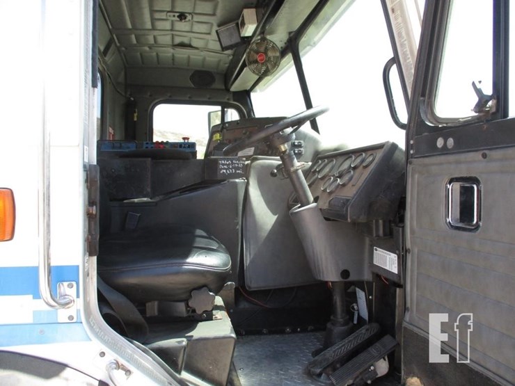 2010-peterbilt-320-image-7