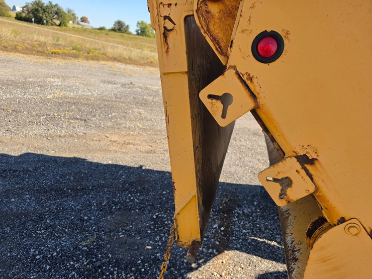 2011-freightliner-m2-106-image-37