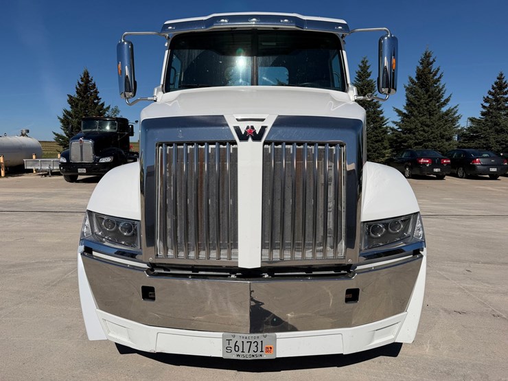 #1726-•-2019-western-star-day-cab-truck-tractor-image-8