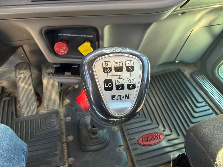 2020-peterbilt-389-image-55