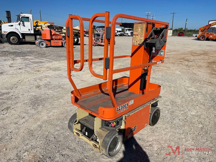 2015-jlg-1230es-image-3