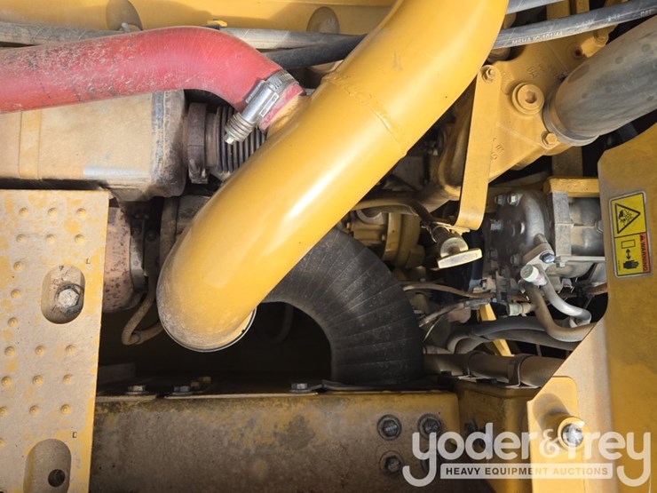 2019-caterpillar-352-image-65