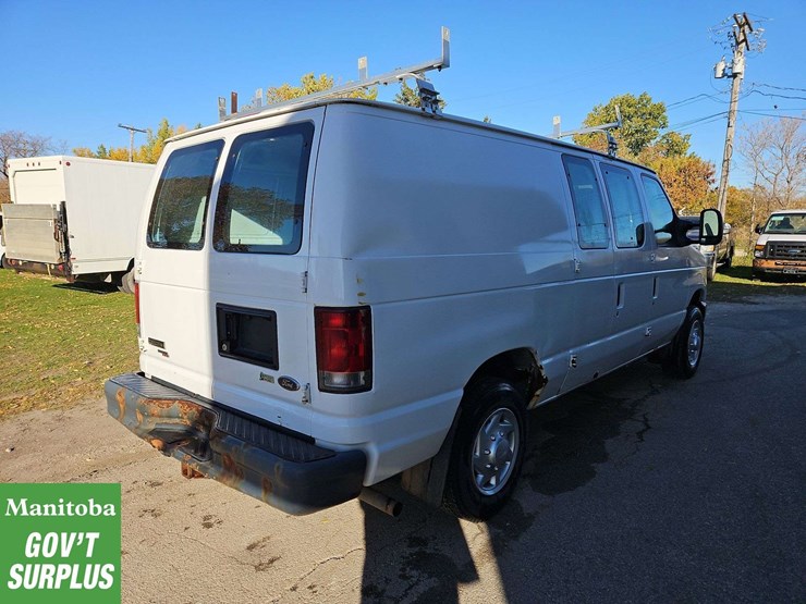2013-ford-cargo-image-3