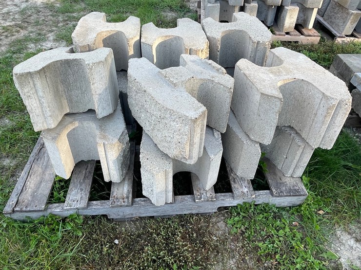 #3202-•-pallet-of-interlocking-concrete-retaining-wall-blocks-image-5