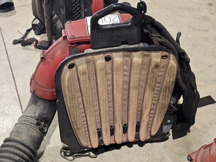 redmax-eb431-gas-powered-backpack-leaf-blower,-used-image-4