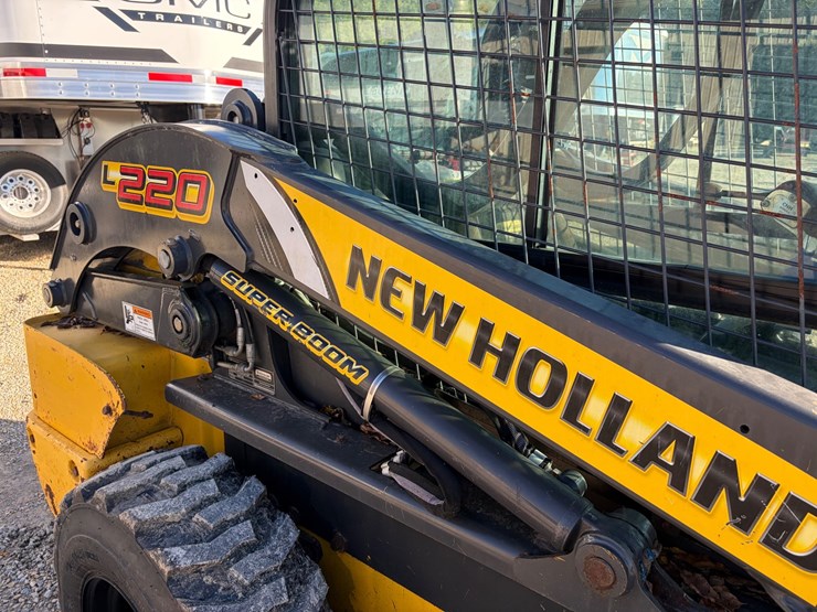 2019-new-holland-l220-image-9
