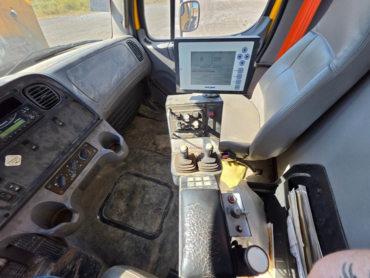 2011-freightliner-m2-106-image-88