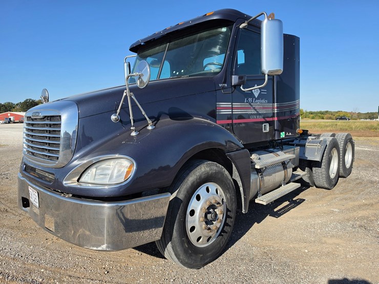 2016-freightliner-columbia-120-image-1
