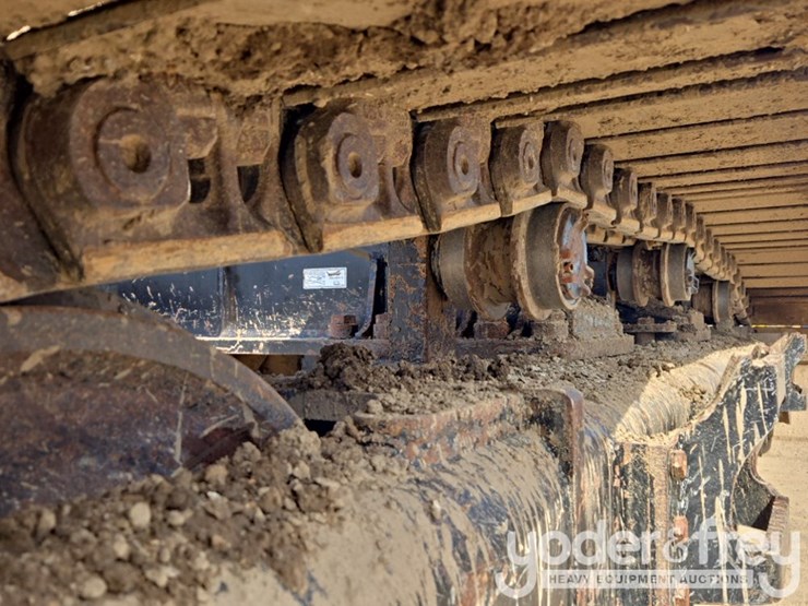 2019-caterpillar-352-image-12