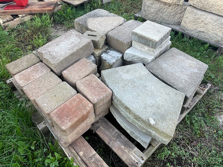 #3203-•-pallet-of-various-concrete-landscape-pavers-image-5