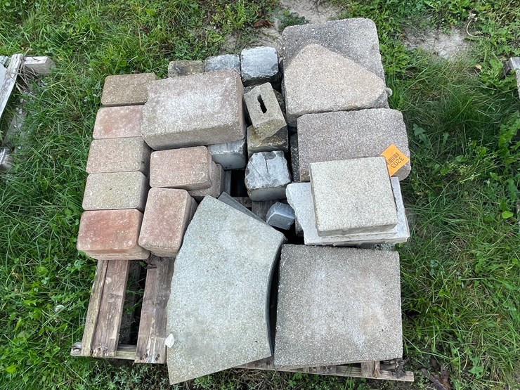 #3203-•-pallet-of-various-concrete-landscape-pavers-image-4