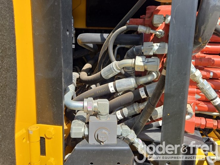 2020-deere-85g-image-39