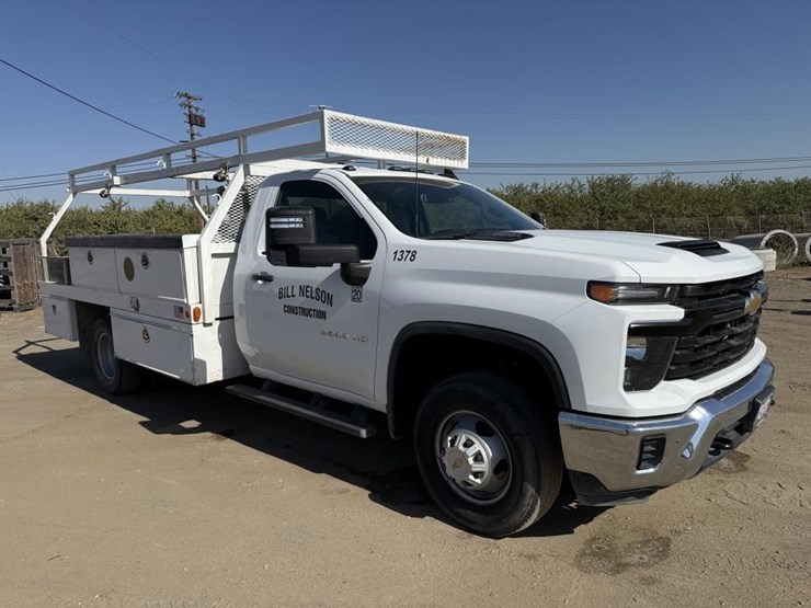 2025-chevrolet-3500-image-2