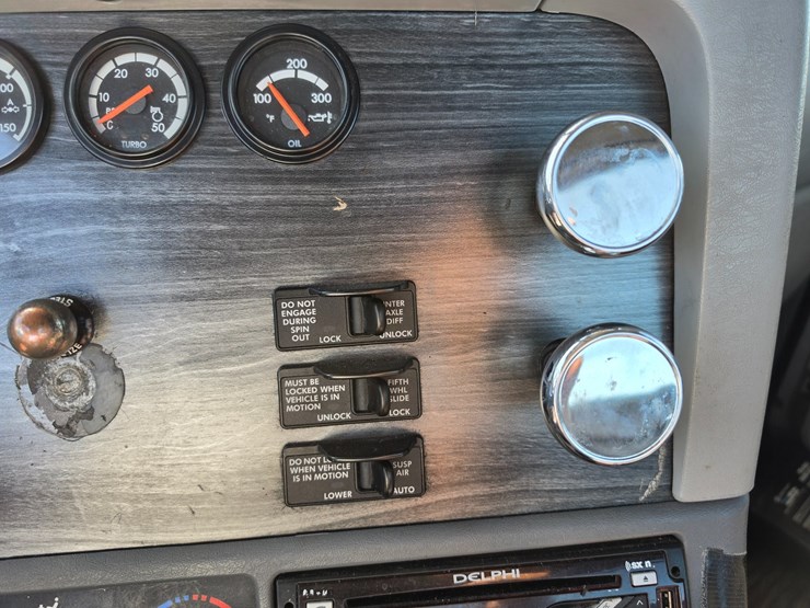 2016-freightliner-columbia-120-image-57