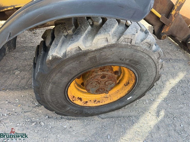 new-holland-b95b-image-10