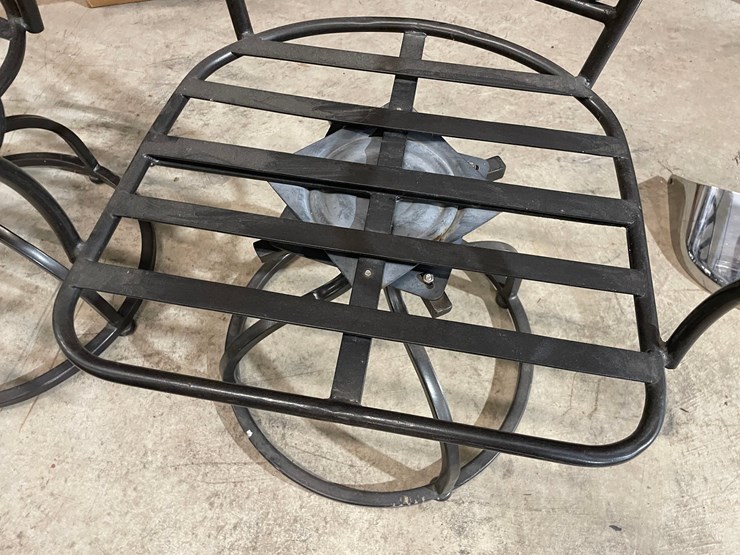 #3167-•-(4)-patio-swivel-chairs-image-2