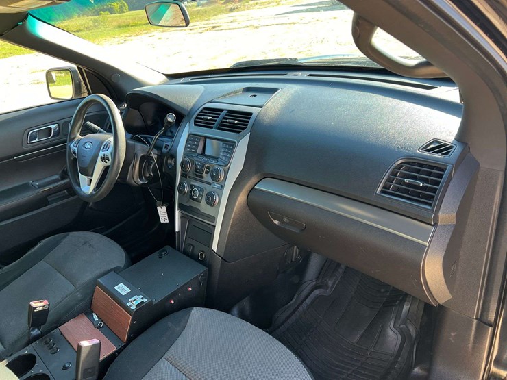 2015-ford-explorer-image-18