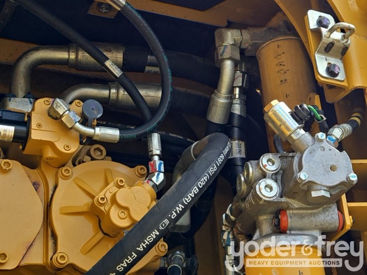 2018-caterpillar-352-image-45