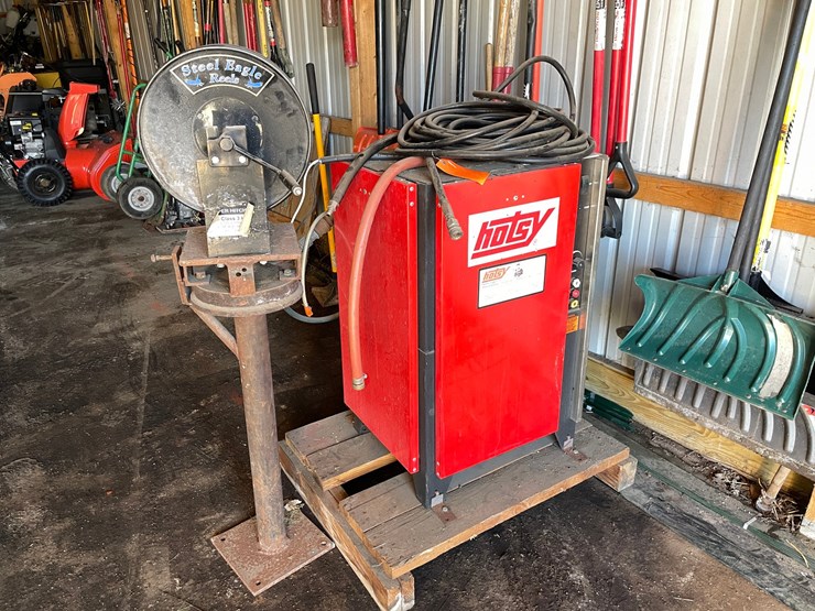 #1847-•-hotsy-cold-water-pressure-washer-and-hose-reel-image-1
