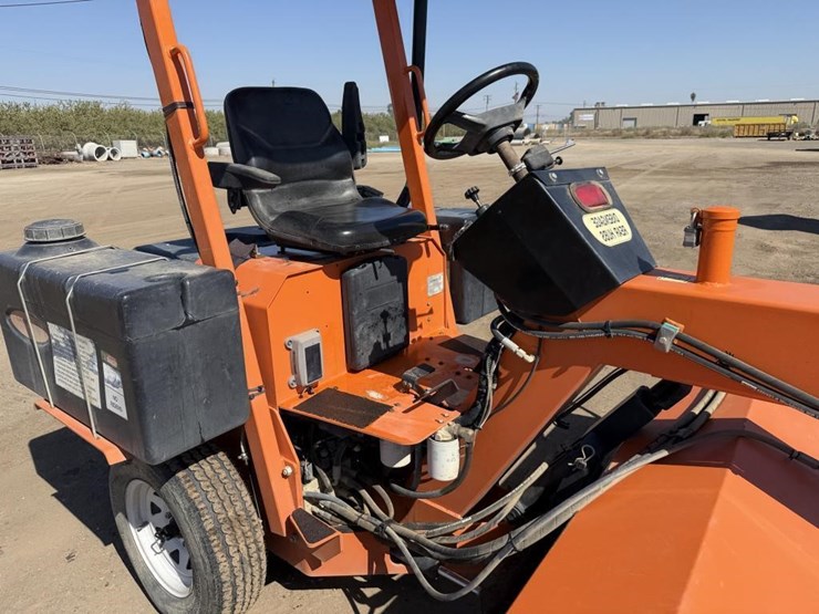 lay-mor-sm-300-3-wheel-broom-image-11
