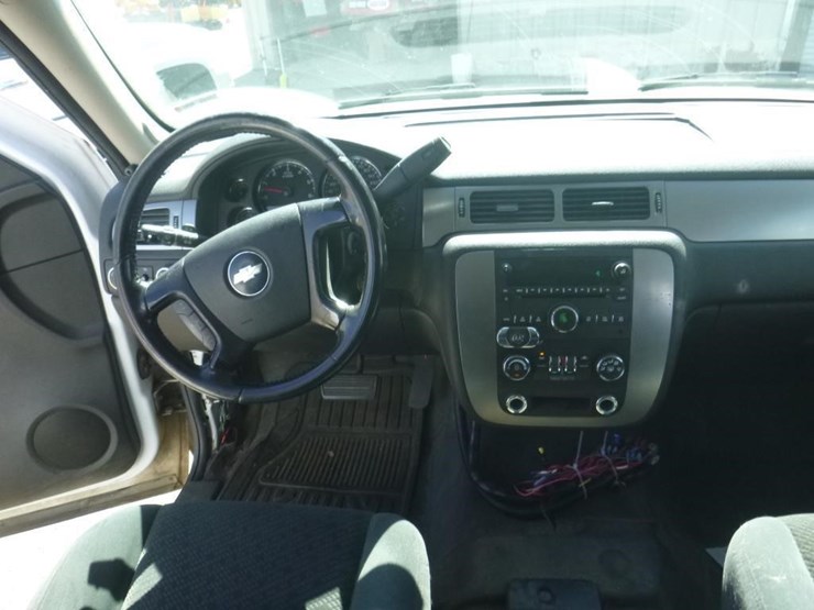 2007-chevrolet-suburban-image-10