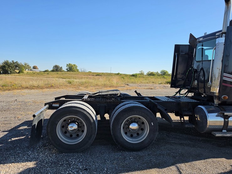 2016-freightliner-columbia-120-image-73