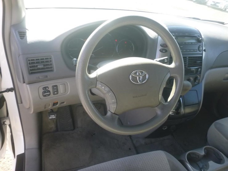 2008-toyota-sienna-image-11