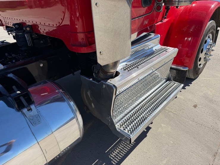 2020-peterbilt-389-image-26