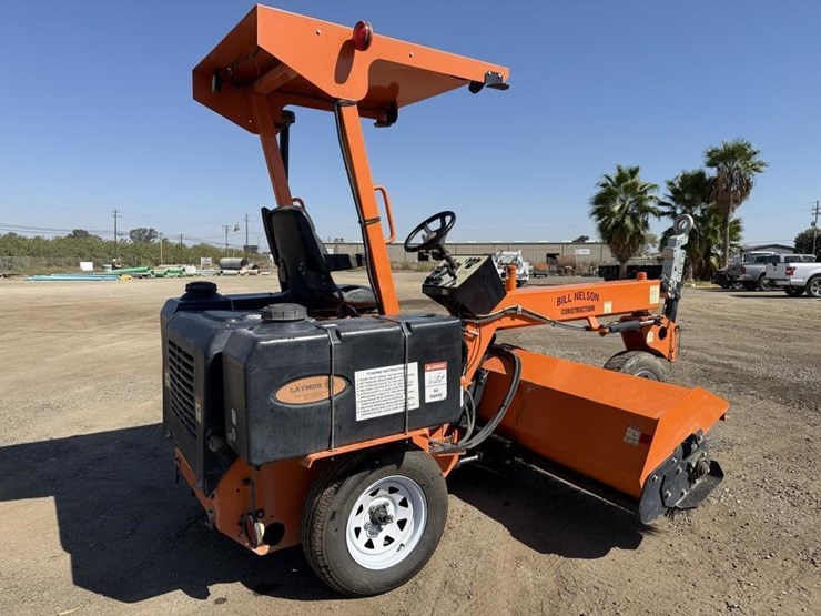 lay-mor-sm-300-3-wheel-broom-image-3