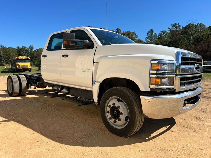 2019-chevrolet-silverado-5500hd-image-4
