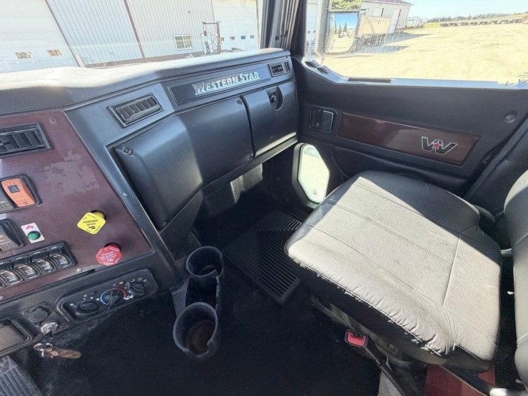 #1727-•-2020-western-star-day-cab-truck-tractor-image-44