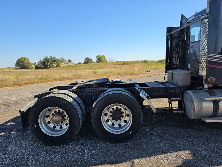 2016-freightliner-columbia-120-image-73