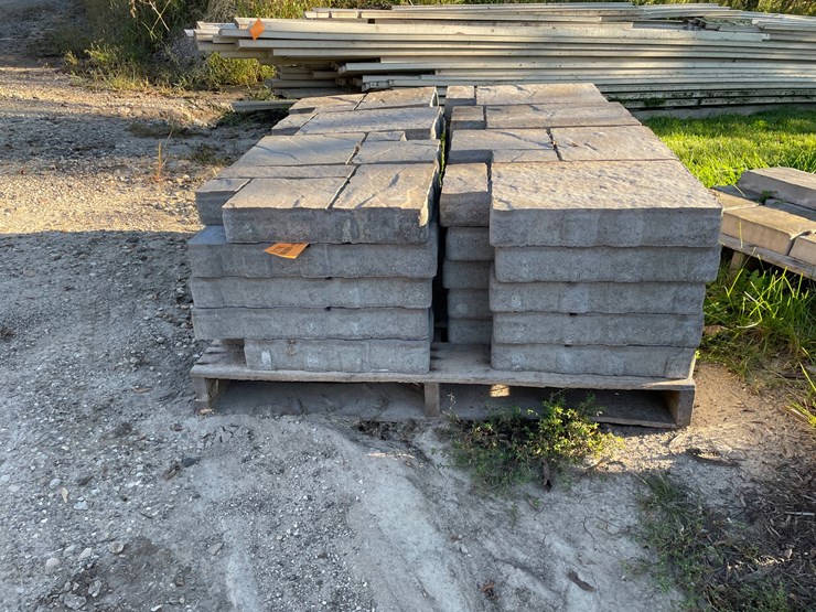 #3176-•-pallet-of-decorative-landscape-block-image-2