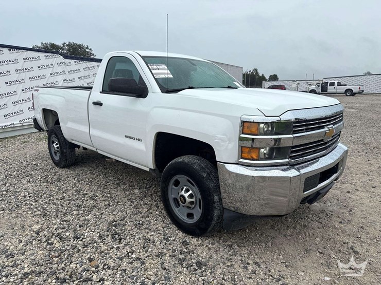 2015-chevrolet-silverado-2500-image-2