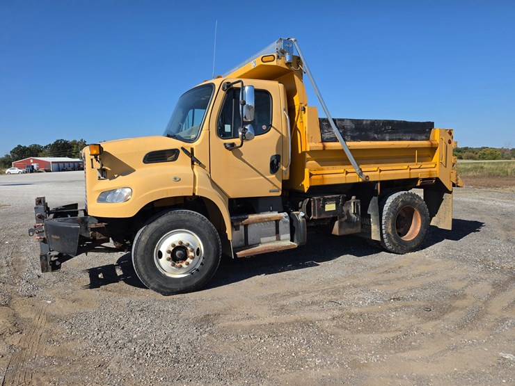2011-freightliner-m2-106-image-3