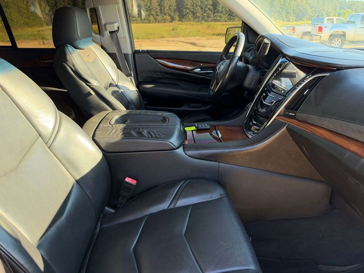 2015-cadillac-escalade-image-18