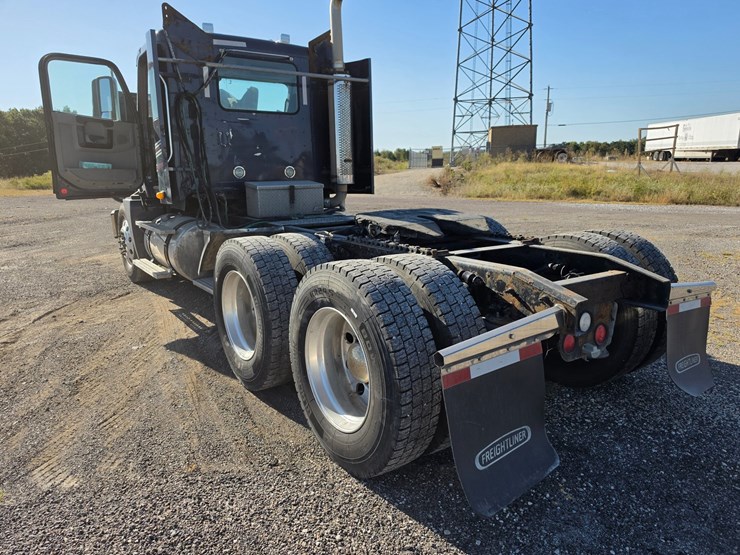 2016-freightliner-columbia-120-image-70