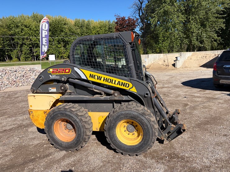 2011-new-holland-l220-image-3