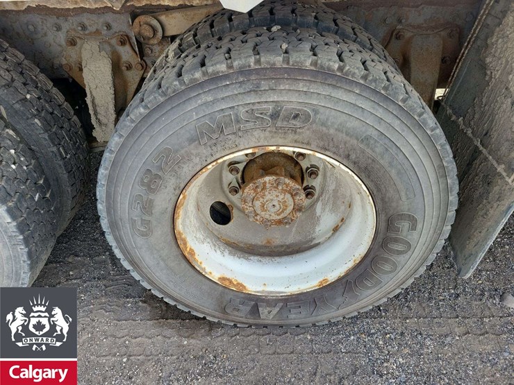 2016-freightliner-114sd-image-13