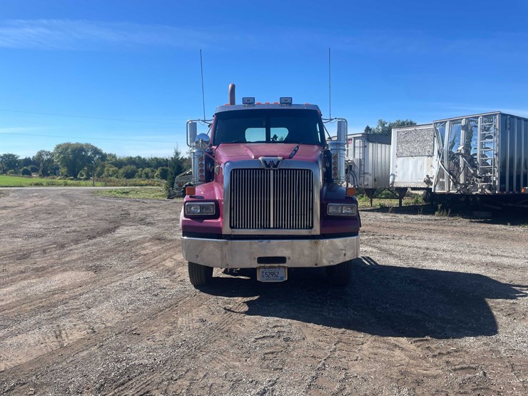 #117-•-2011-western-star-semi-tractor-(has-wi-title)-(forestville,-wi)-image-2
