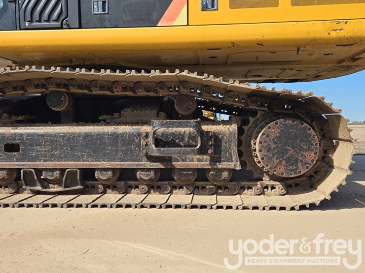 2019-caterpillar-352-image-11